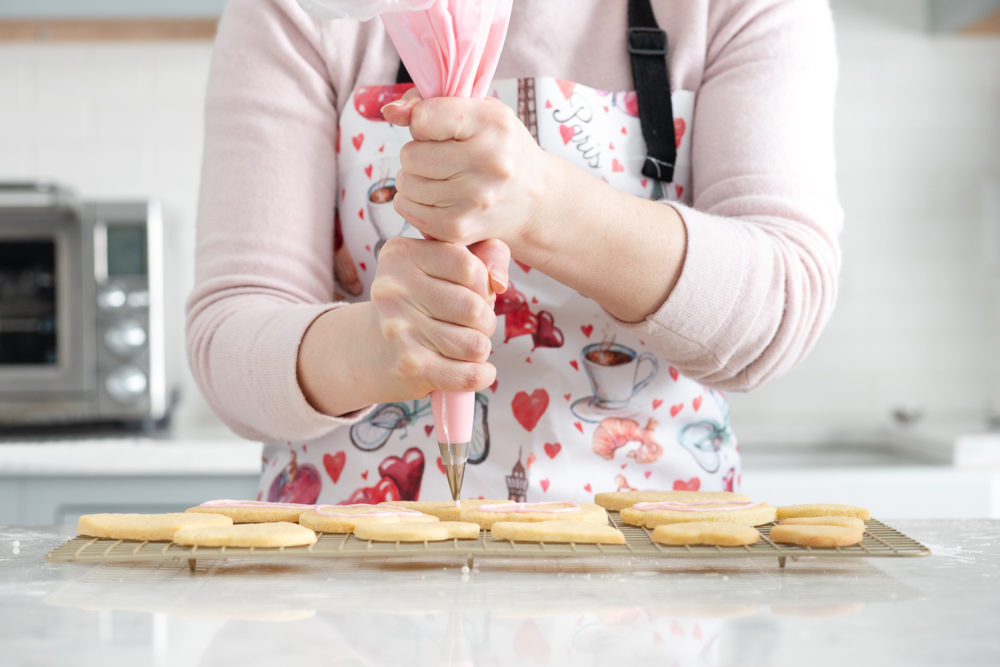 Petite Fashion and Style Blog | Valentine's Day Sugar Cookies | Sugar Cookie Recipe | How to Flood a Cookie
