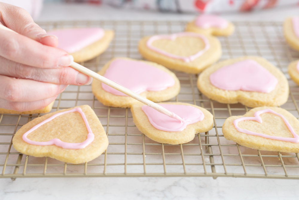 Petite Fashion and Style Blog | Valentine's Day Sugar Cookies | Sugar Cookie Recipe | How to Flood a Cookie