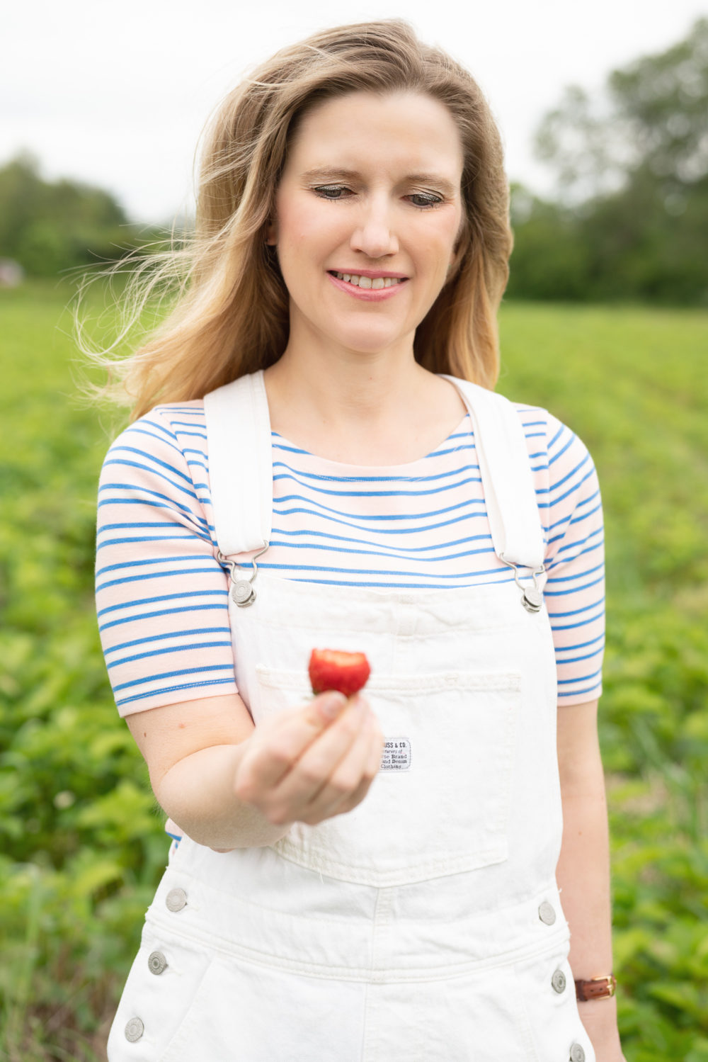 Petite Fashion Blog | Strawberry picking season Levi's shorttalls | Sea and Grass straw bag