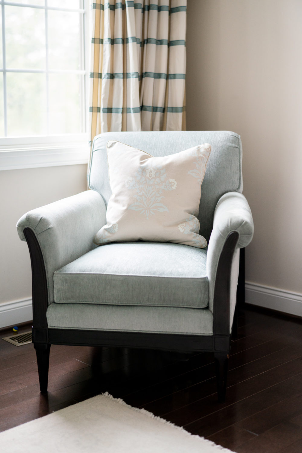Petite Fashion Blog | Serena and Lily Pillows | Serena and Lily Friends and Family Sale | Serena and Lily Coupon